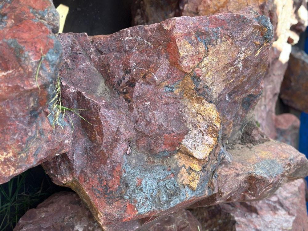 Камни для ландшафтного дизайна красно-фиолетовые 10-60 килограмм купить в Дмитрове