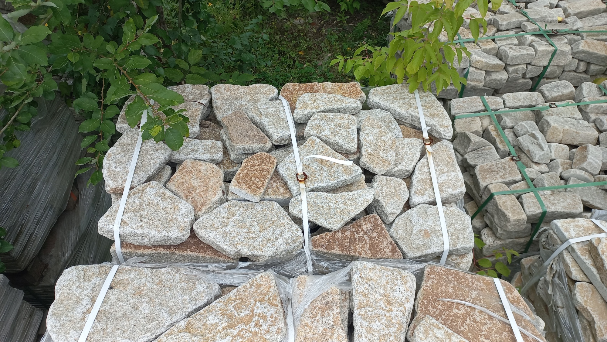 Плитняк галтованный гранитный для ландшафтного дизайна купить в Дмитрове