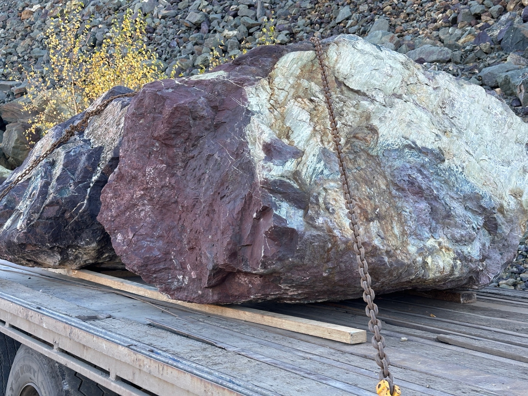 Огромные красно-фиолетовые валуны для ландшафтного дизайна весом более 5 тонн купить в Дмитрове