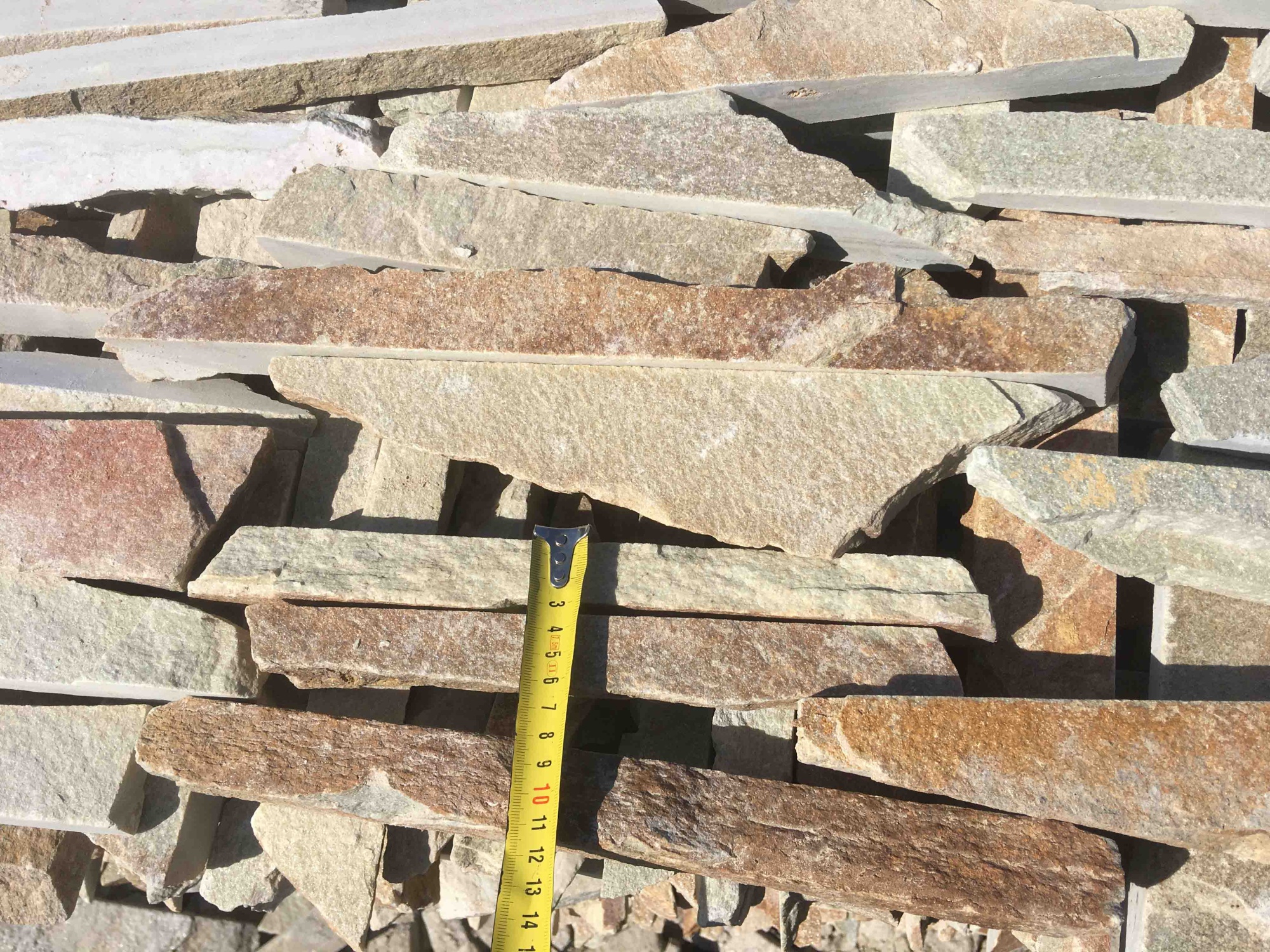 Горбушка златолит золотистый для облицовки купить в Дмитрове