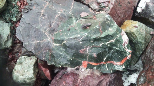 Гигантские зелёные валуны для ландшафтного дизайна весом более 5 тонн купить в Дмитрове