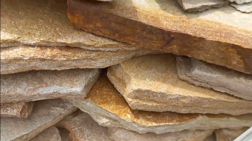 Плитняк златолит жёлтый золотистый для отмостки купить в Дмитрове