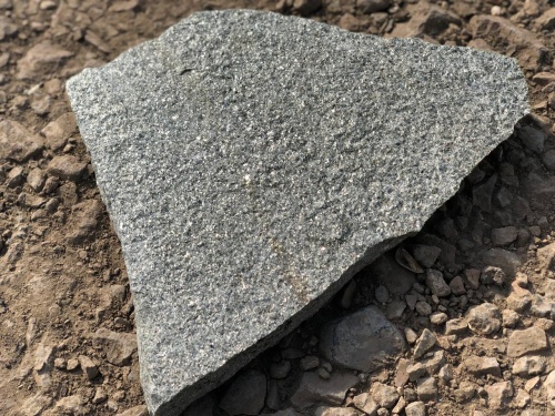 Плитняк златолит Уральский для цоколя, отмостки купить в Дмитрове