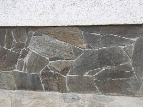 Плитняк златолит Уральский для цоколя, отмостки купить в Дмитрове