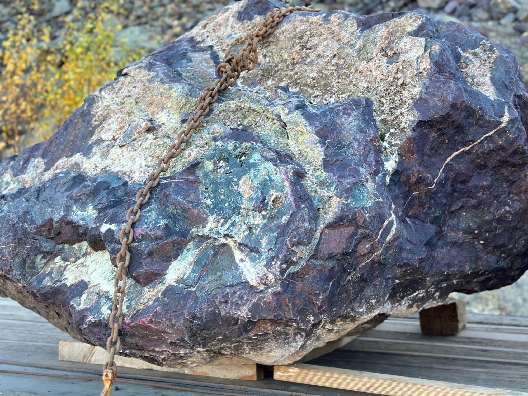 Огромные красно-фиолетовые валуны для ландшафтного дизайна весом более 5 тонн купить в Дмитрове