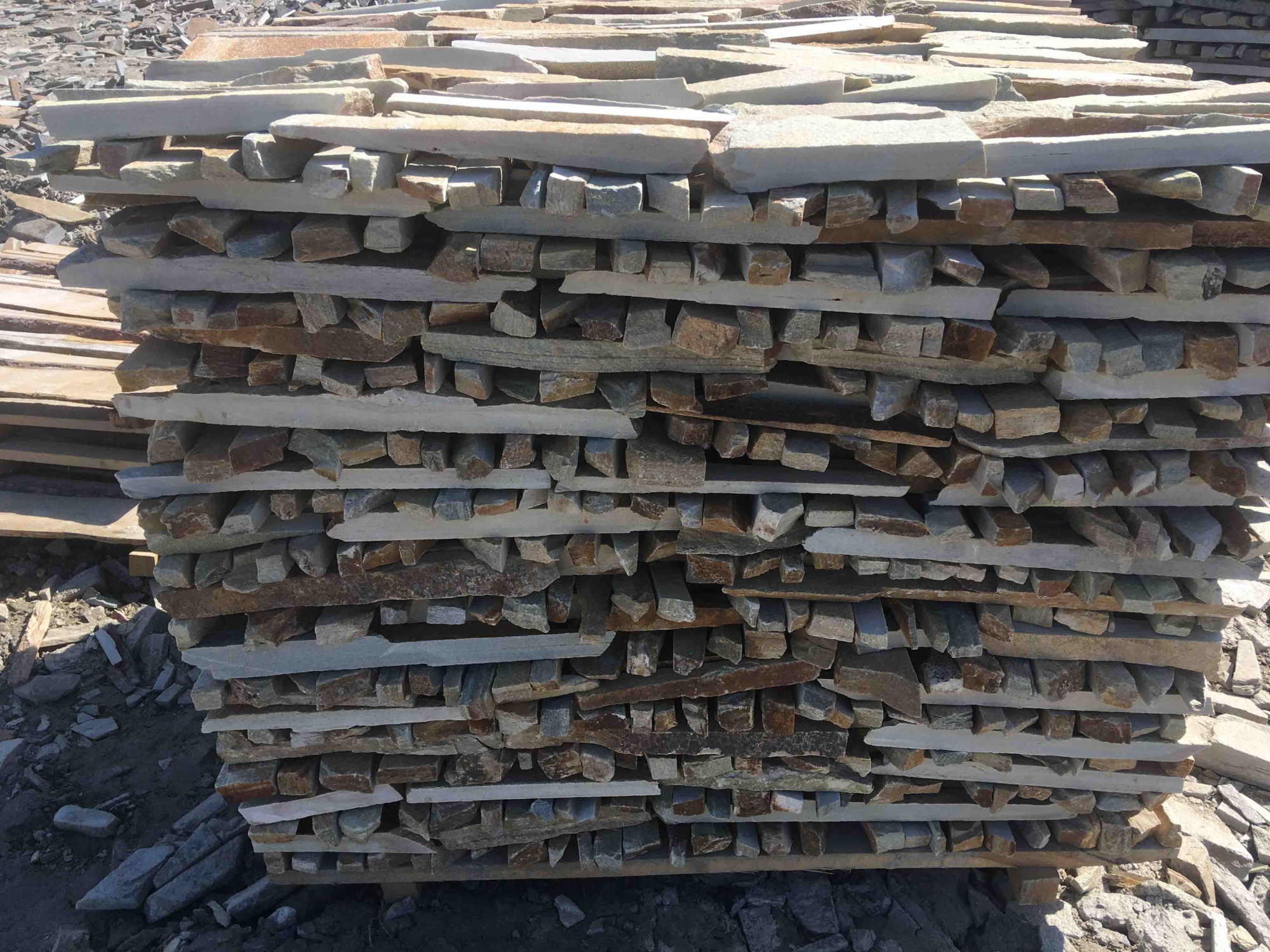 Горбушка златолит золотистый для облицовки купить в Дмитрове