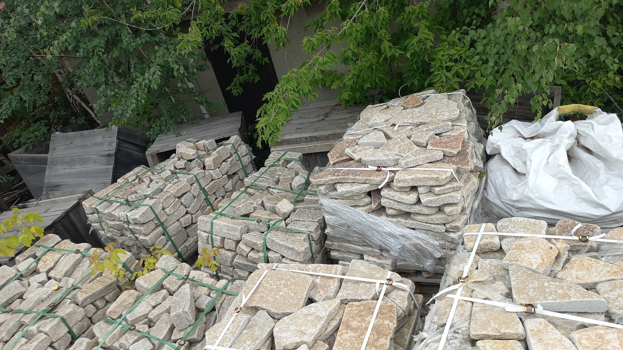 Плитняк гранитный галтованный купить в Дмитрове