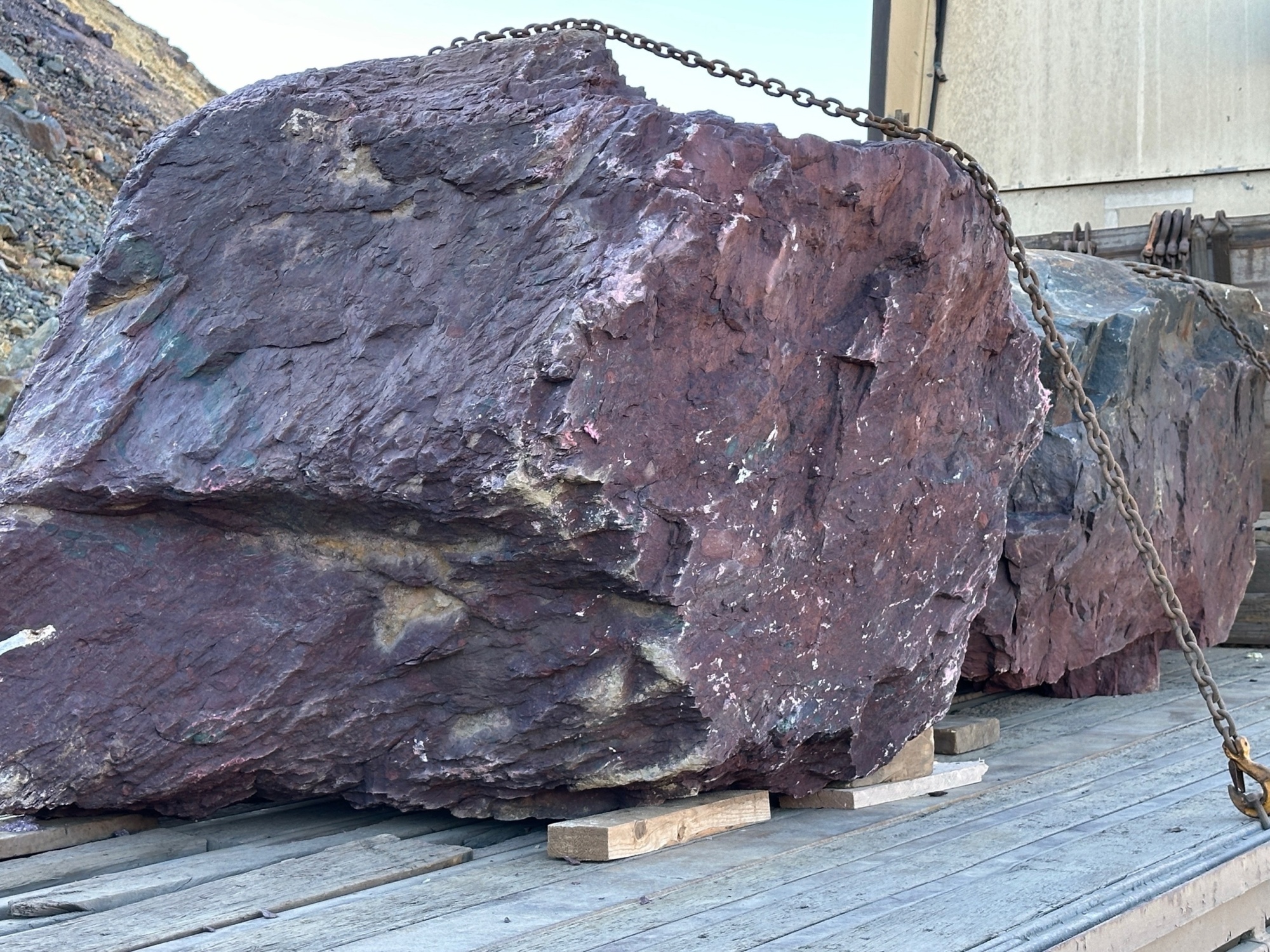 Огромные красно-фиолетовые валуны для ландшафтного дизайна весом более 5 тонн купить в Дмитрове