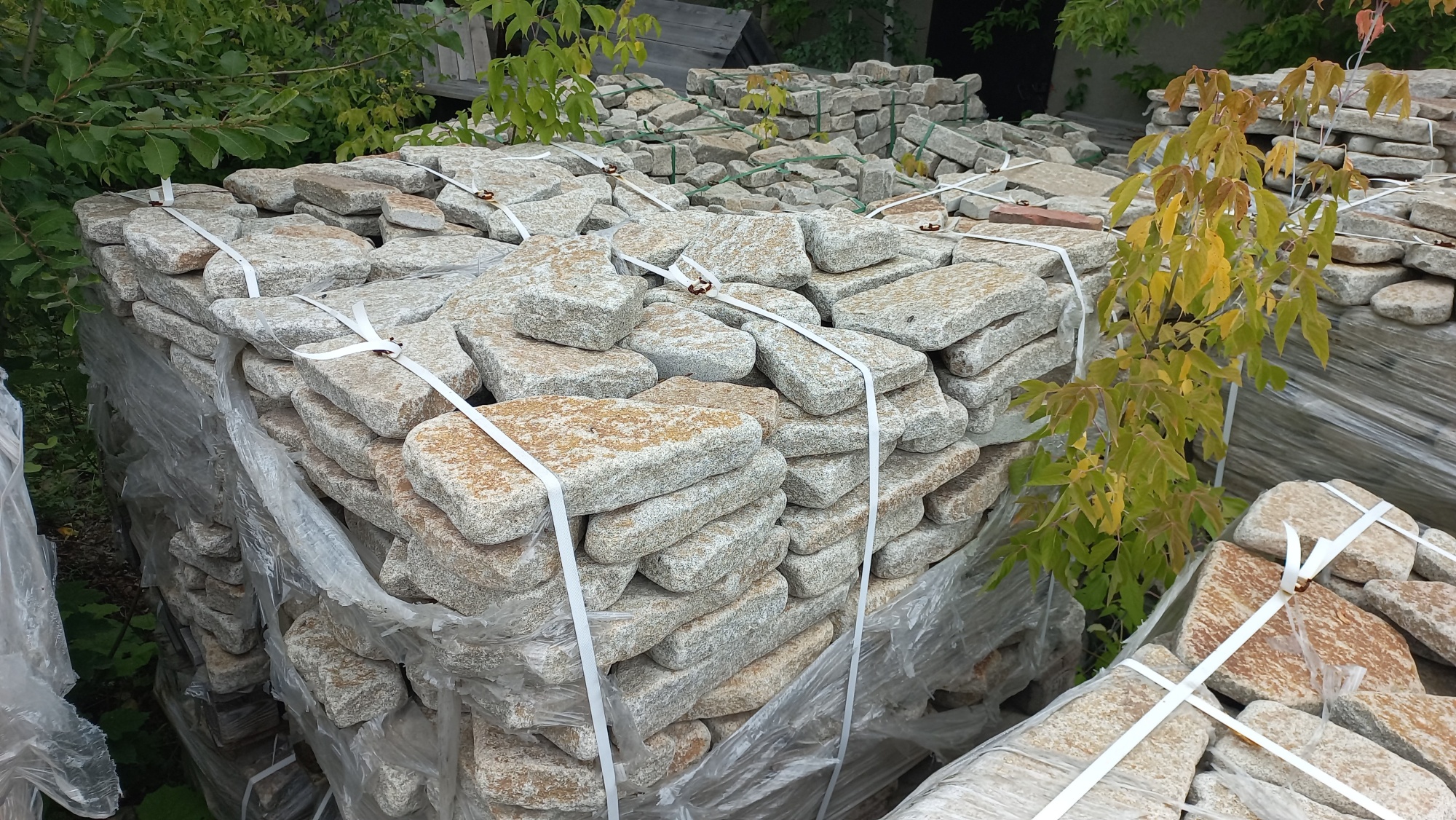 Плитняк галтованный гранитный для ландшафтного дизайна купить в Дмитрове