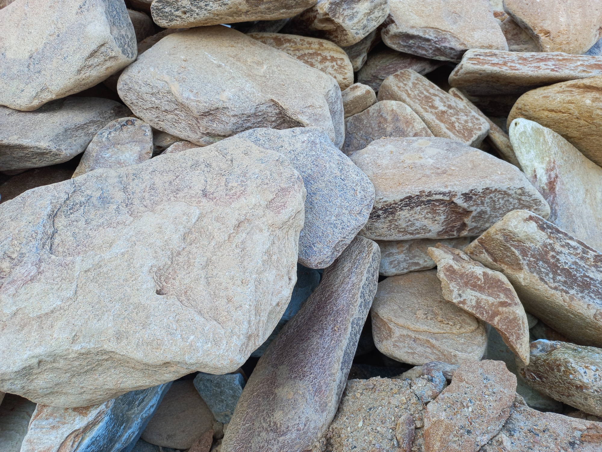 Златолит жёлтый, жёлто-зелёный глыбки и валуны для ланшафтного дизайна купить в Дмитрове