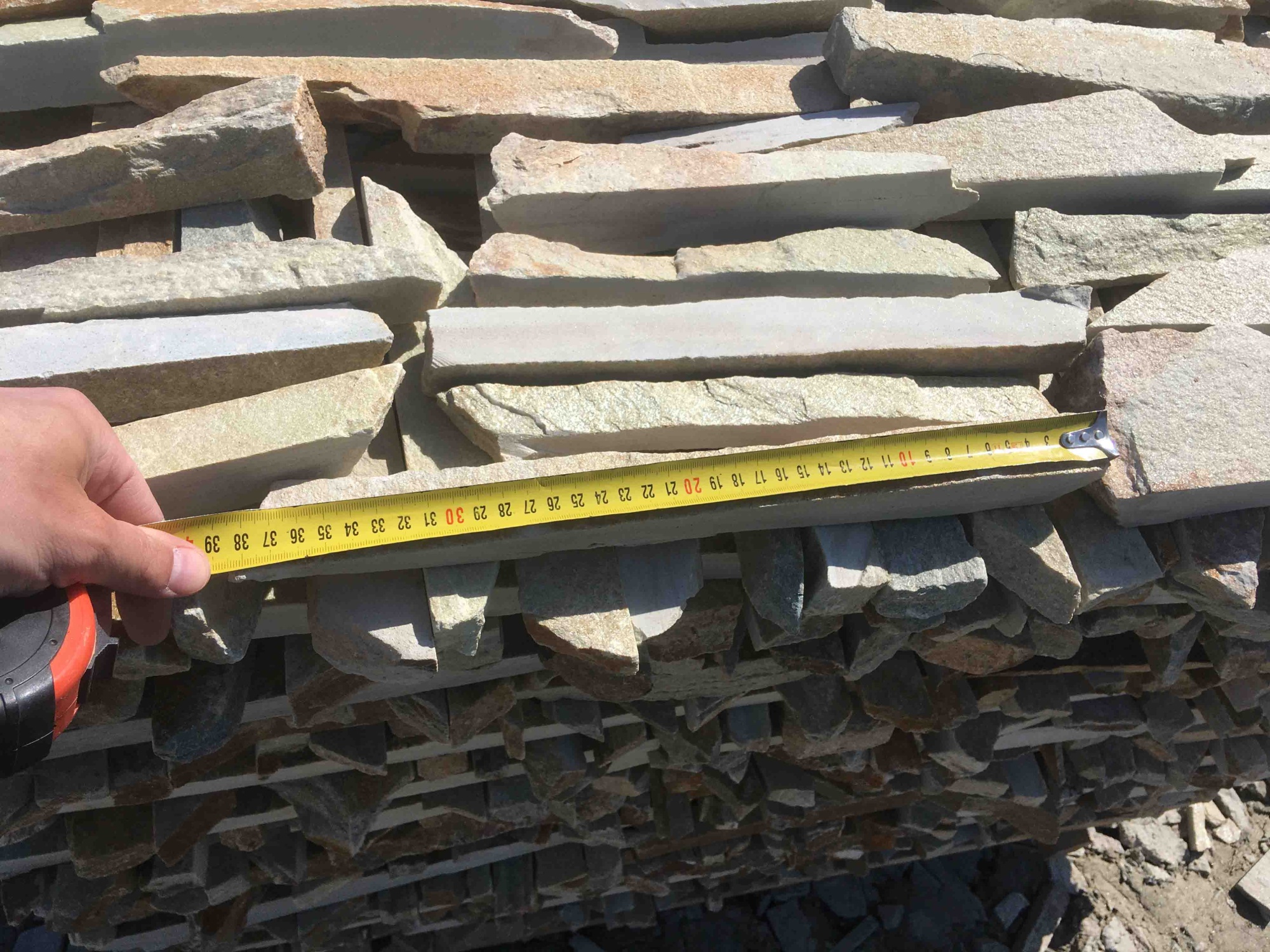 Горбушка златолит золотистый для облицовки купить в Дмитрове