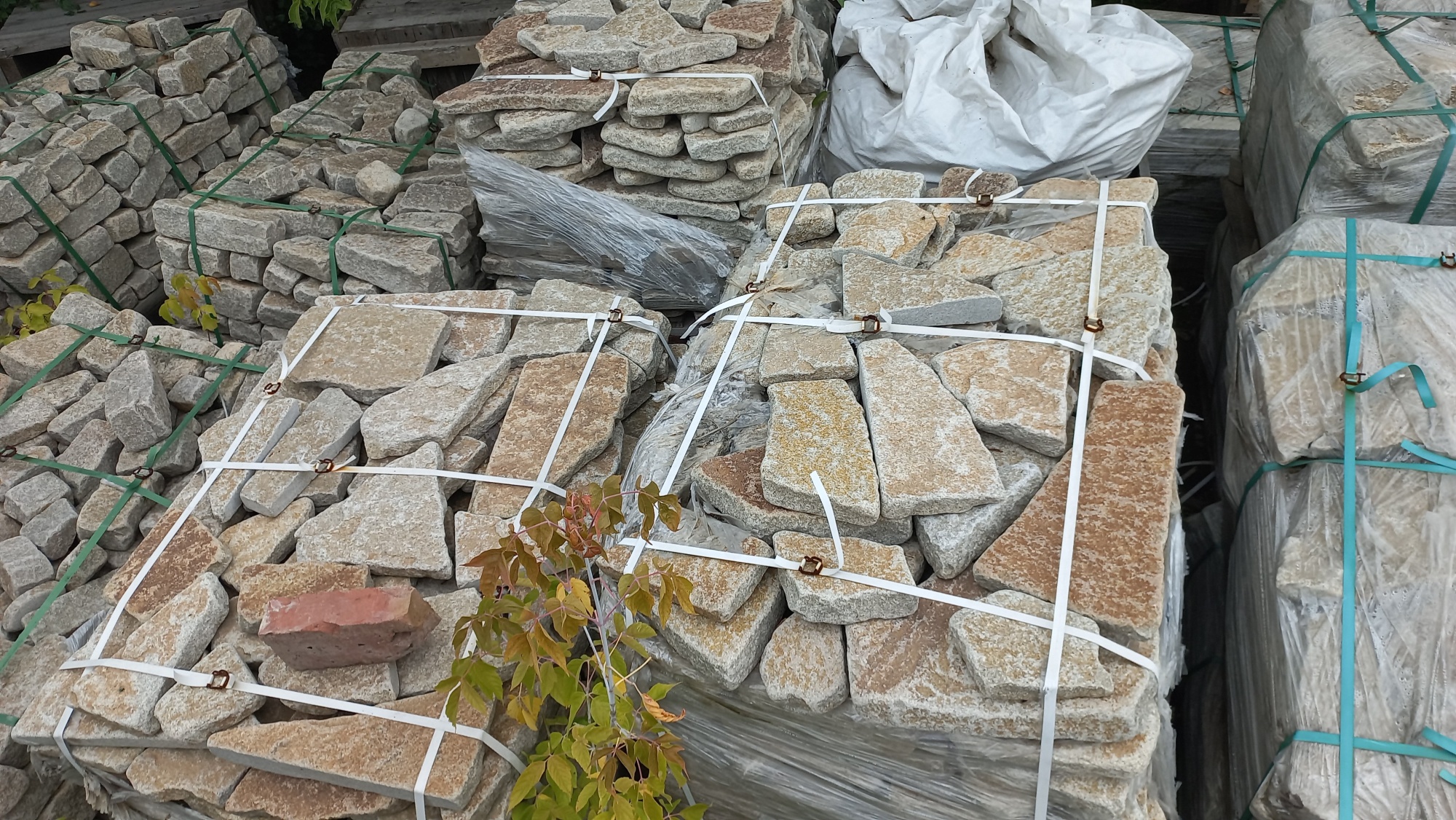 Плитняк гранитный галтованный купить в Дмитрове