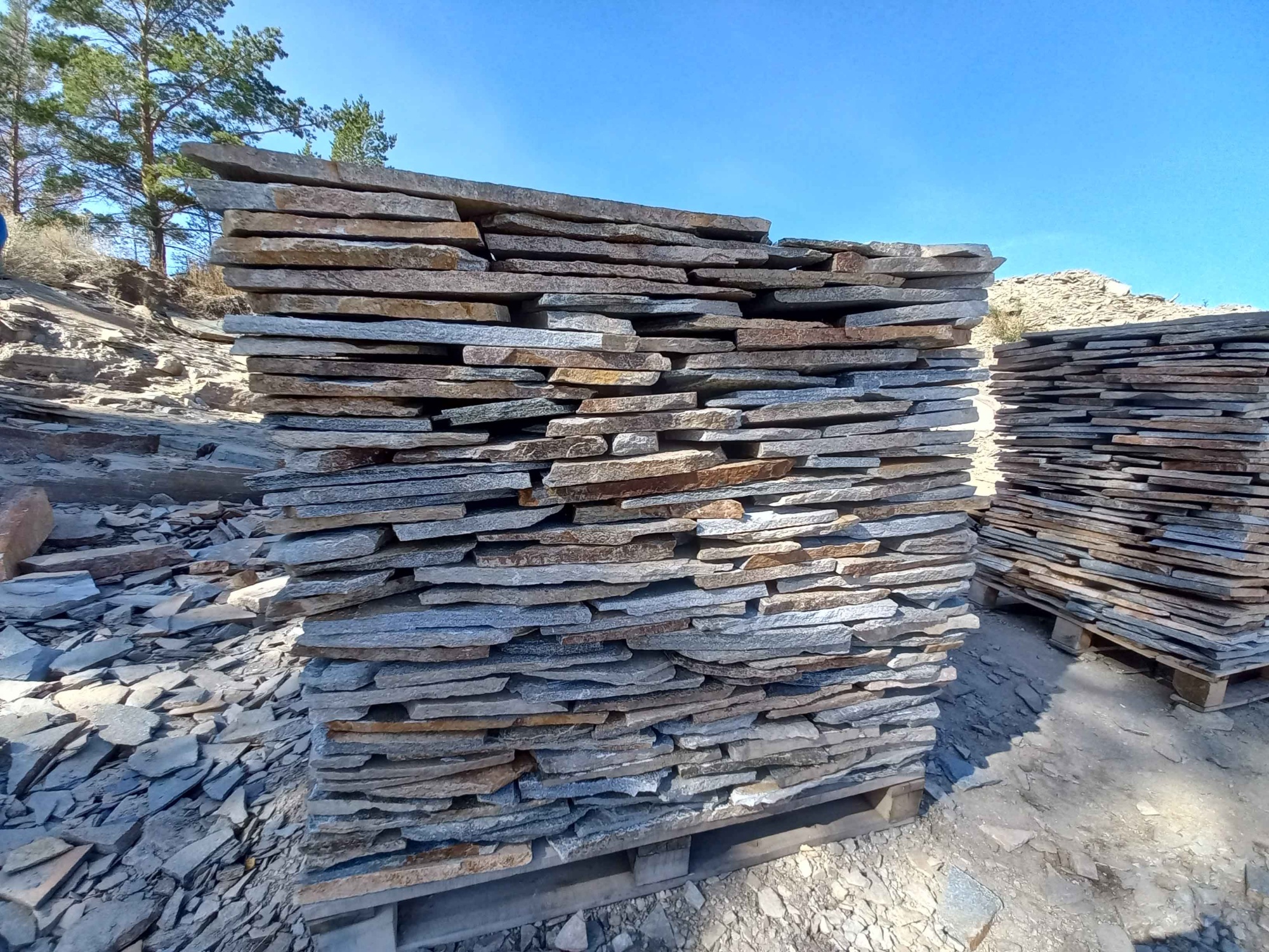 Плитняк златолит серебристый для фасада купить в Дмитрове