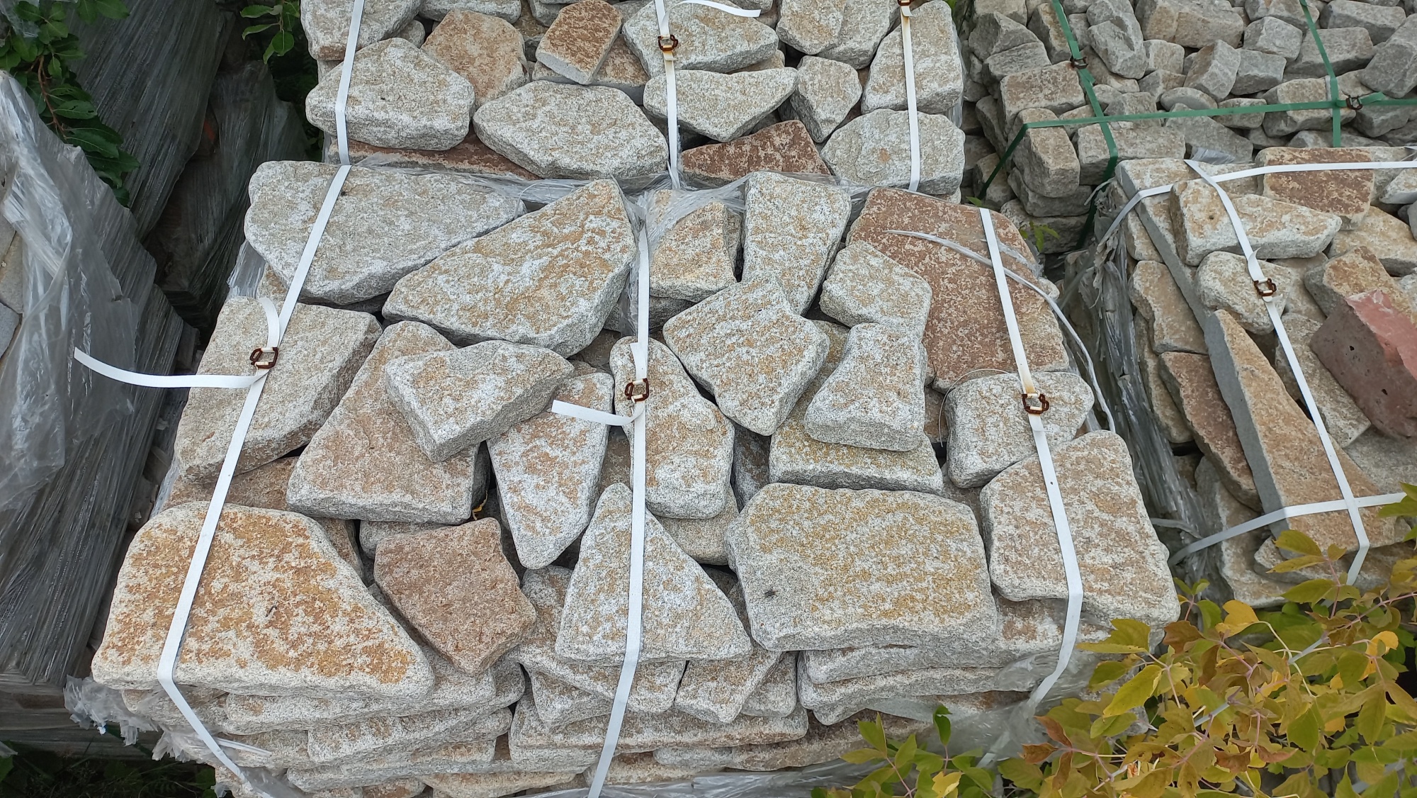 Плитняк галтованный гранитный для ландшафтного дизайна купить в Дмитрове