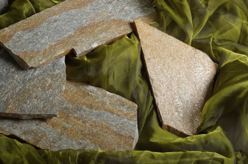 Плитняк златолит Уральский для цоколя, отмостки купить в Дмитрове