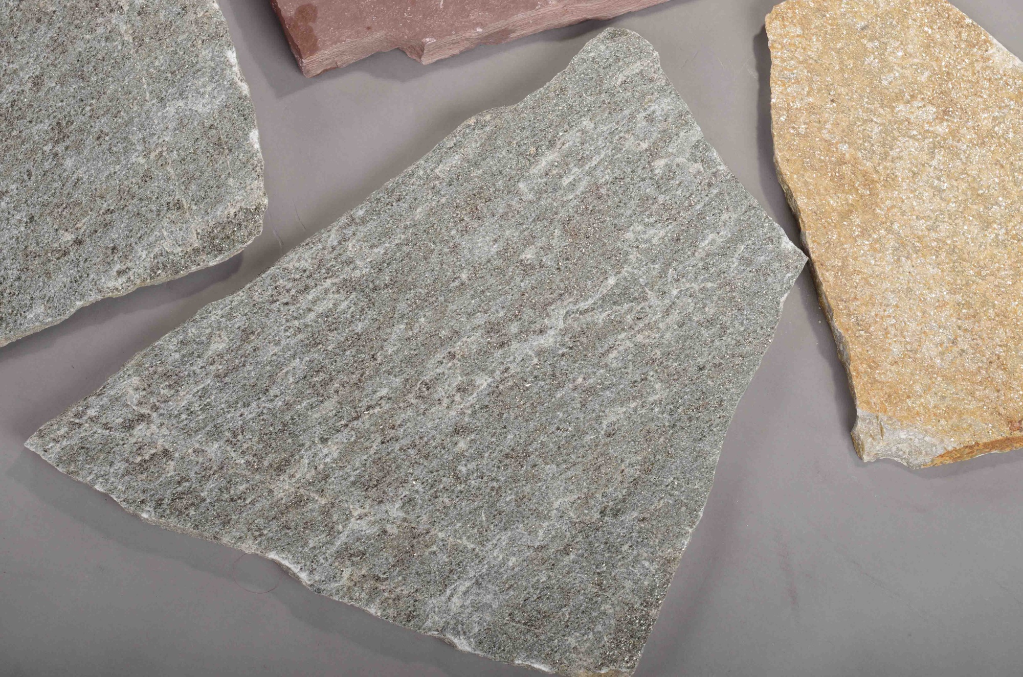 Плитняк златолит Уральский для цоколя, отмостки купить в Дмитрове