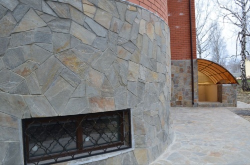 Плитняк златолит Уральский для цоколя, отмостки купить в Дмитрове